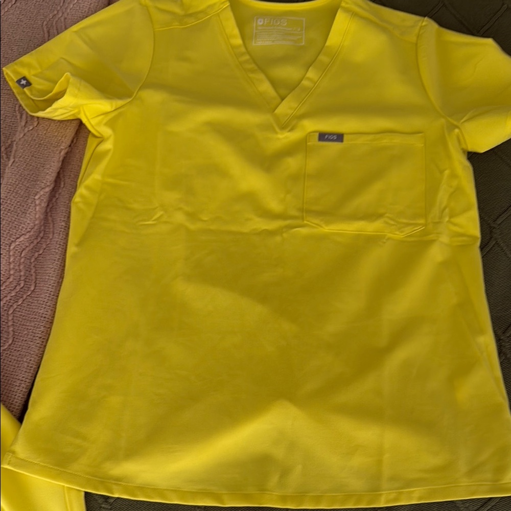 FIGS Yellow V-Neck Scrub Set